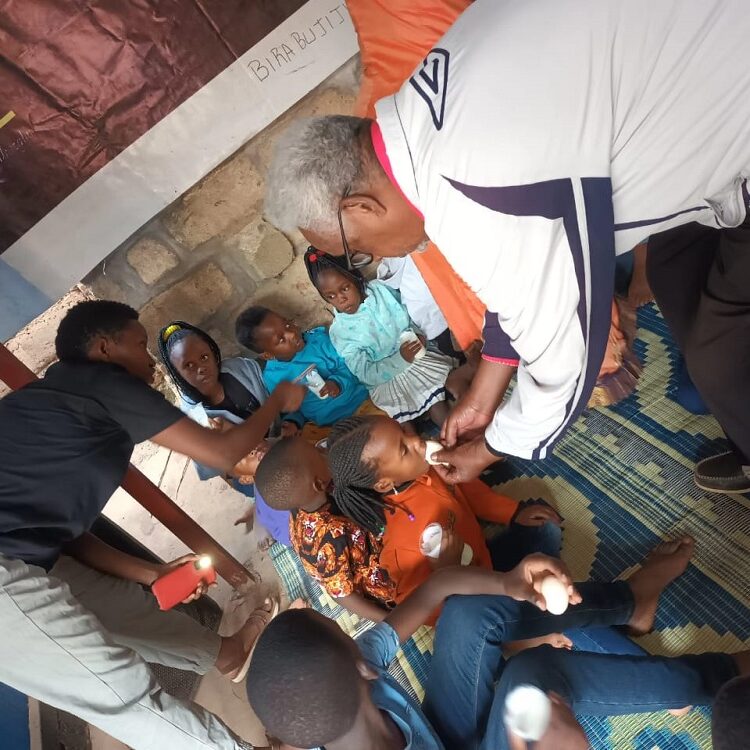 Ku Muganura abana bahawe amafunguro arimo amagi